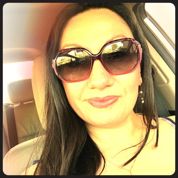 Meet your Posher, Lori - Picture 1 of 1